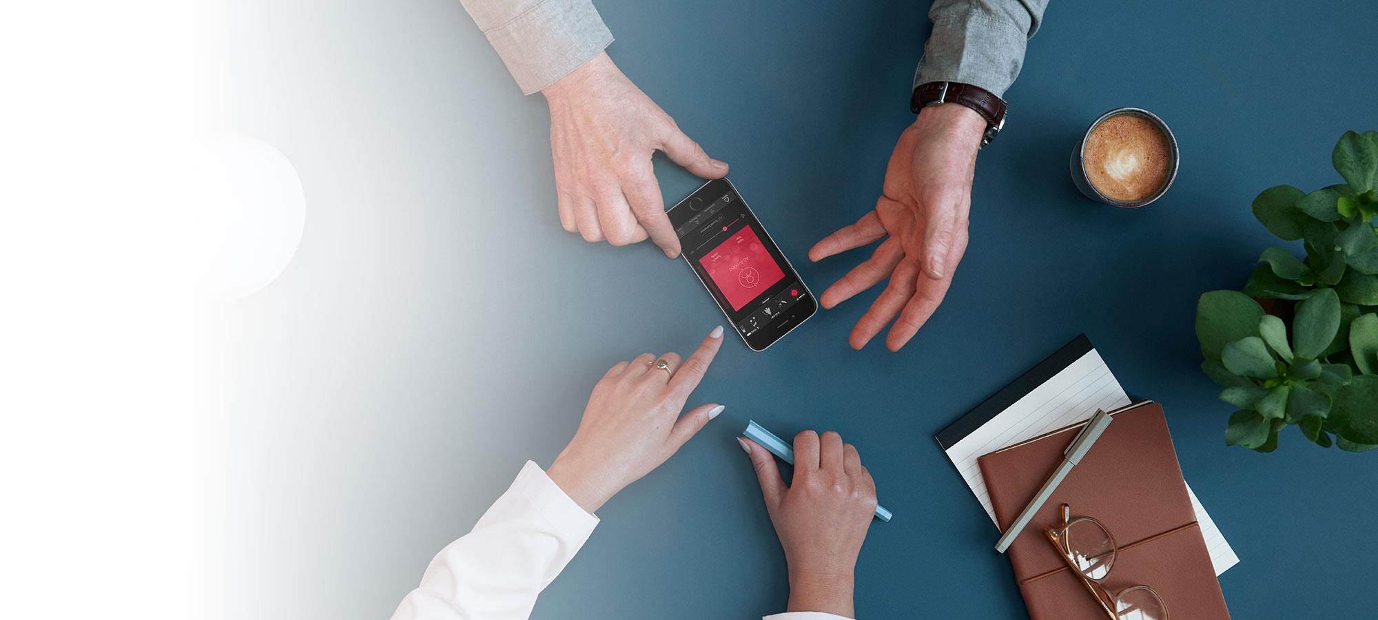 Händer och telefon vit vänster sida