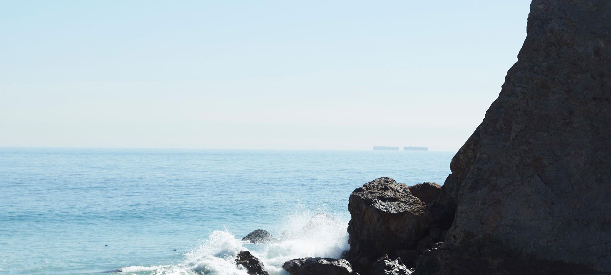 Tinnitus plage vague sur un rocher